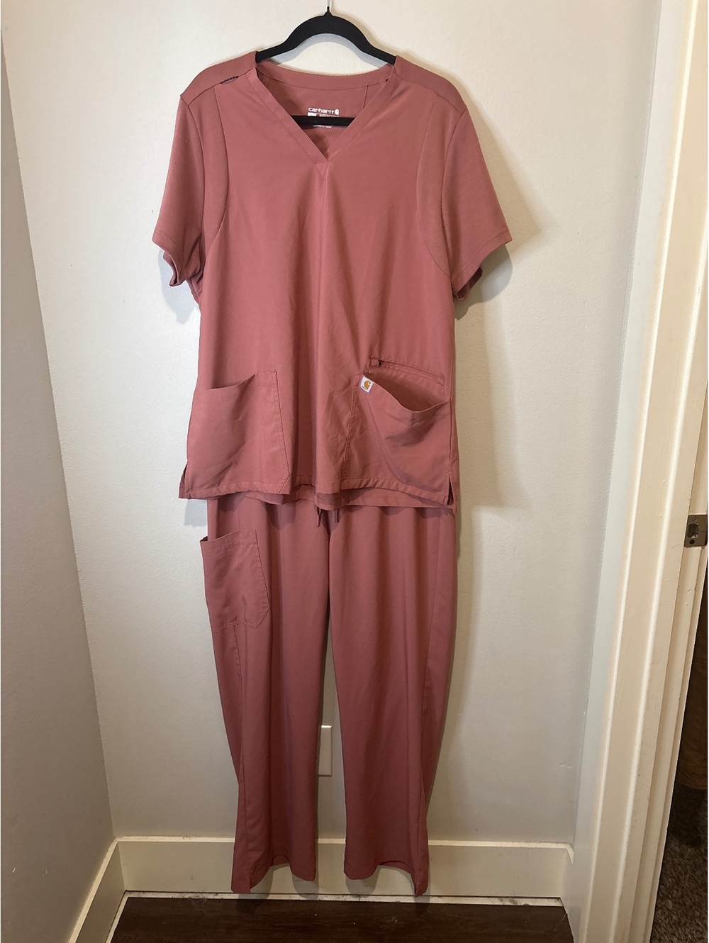 Carhartt Modern Fit XL pants are large. Dusty Rose Scrub Set with Pockets